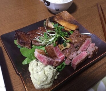 簡単美味しい！牛肉のステーキ アボカドソース